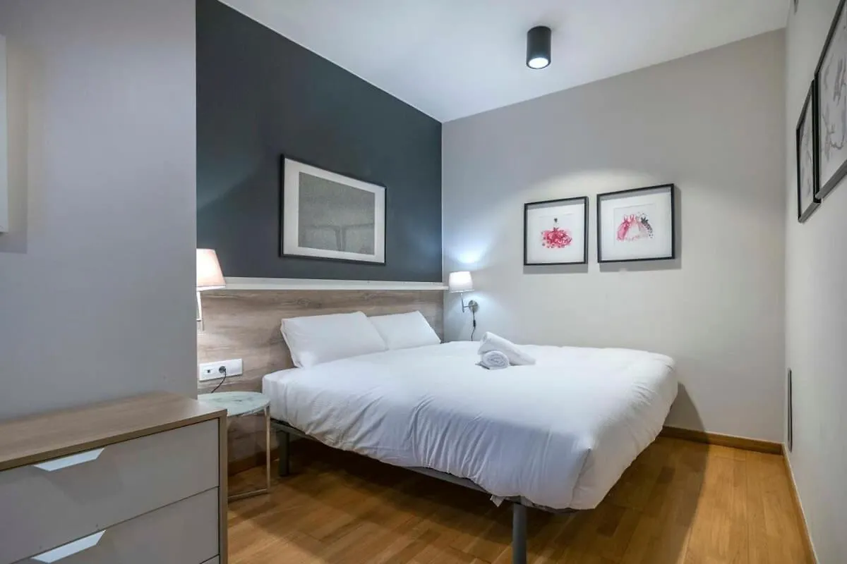 Modern And Bright Apartment In Eixample 1-3 Barcelona